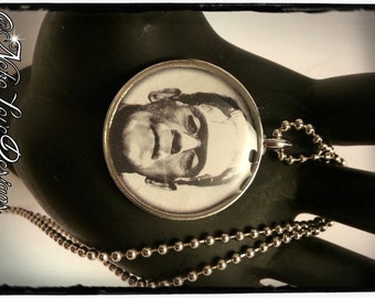 Colar com pingente Frankenstein - você escolhe a cor