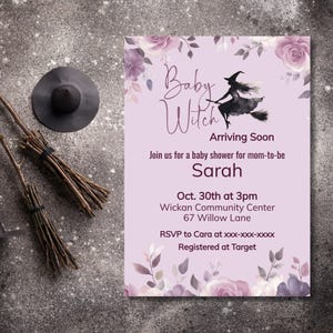 Könnte beinhalten: Eine rechteckige Babyparty-Einladungskarte mit hellviolettem Hintergrund, floralen Illustrationen, einer Silhouette einer Hexe auf einem Besenstiel und dem Text Baby Witch Arriving Soon, Sarah, Oct. 30th at 3pm, Wickan Community Center.