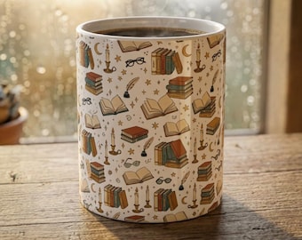 Taza con estampado de libros vintage | Pilas de libros, páginas abiertas, velas, motivos de lectura