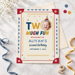 Peut inclure: Une carte d'invitation d'anniversaire rectangulaire sur fond crème, avec le texte TWO MUCH FUN, WELCOME TO ALIYAN'S second birthday et SEPTEMBER 5, 2026. Elle inclut une photo circulaire d'un bébé portant un chapeau de fête coloré.