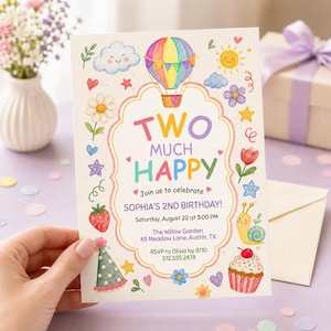 Op de afbeelding: Een verjaardagsuitnodigingskaart met een kleurrijke heteluchtballon, een lachende zon, een slak, een cupcake en bloemen. De tekst luidt: TWO MUCH HAPPY, Join us to celebrate SOPHIA'S 2ND BIRTHDAY!, Saturday, August 22 at 3:00 PM, The Willow Garden, 45 Meadow Lane, Austin, TX, RSVP to Olivia by 8/10, 512.555.2478.