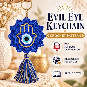 Può includere: Un portachiavi all'uncinetto a forma di hamsa e occhio di Allah, blu e oro, con nappa. Il testo recita: EVIL EYE KEYCHAIN, CROCHET PATTERN, PDF INSTANT DOWNLOAD, BEGINNER FRIENDLY, STEP-BY-STEP. Il design presenta un occhio centrale su un loto blu.