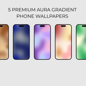 Puede incluir: Cinco pantallas de smartphone con fondos de pantalla de degradado aura en marrón, azul oscuro, morado y rosa, melocotón y rosa, y verde. El texto 5 PREMIUM AURA GRADIENT PHONE WALLPAPERS está centrado sobre las cinco pantallas verticales.