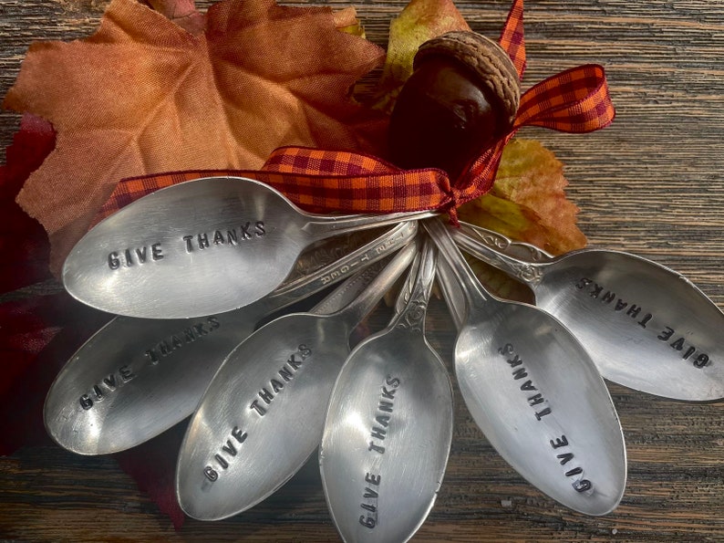 GIVE THANKS silver plate Napkin Holder Vintage Hand Stamped Bent Spoons Set of 6-Perfect for the Thanksgiving Table Bild 1
