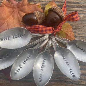 GIVE THANKS silver plate Napkin Holder Vintage Hand Stamped Bent Spoons Set of 6-Perfect for the Thanksgiving Table Bild 4