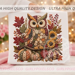 Könnte beinhalten: Ein weißes Stoffquadrat mit einer detaillierten Eulenillustration, die aus verschiedenen herbstlichen Mustern besteht. Die Eule ist umgeben von roten Ahornblättern, gelben Sonnenblumen, orangefarbenen Beeren und drei gemusterten Kürbissen auf einem Ast.