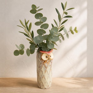 Handgjord keramisk ugglevas, rustik fågelblomvas, skulptural skogsdekor, mittpunkt för stugbord