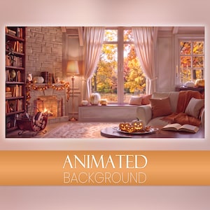 Könnte beinhalten: Ein animierter Hintergrund mit einem gemütlichen Wohnzimmer, einem Steinkamin, einem Bücherregal und einem Fensterblick auf herbstliche Bäume. Die Szene zeigt beleuchtete Kürbisse auf einem Couchtisch und ein Sofa mit Decken.