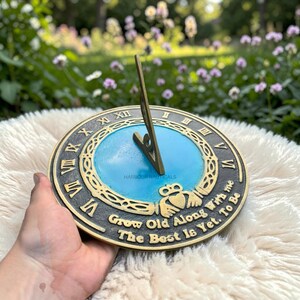 10-Zoll-Gartensonnenuhr aus Aluminium, Claddagh-Solaruhr, Türkisblau, wetterfeste Terrassendekoration