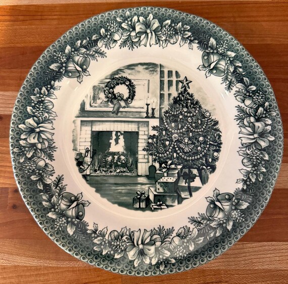 Legend Green Christmas Tree Lunch Plates ( Set of 2) 2 Sets