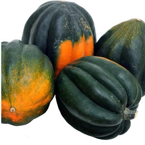 Peut inclure: Un groupe de quatre courges poivrées avec une peau côtelée vert foncé et des taches de couleur orange vif. Chaque courge présente une forme arrondie distincte avec des crêtes verticales et un petit pédoncule ligneux au sommet.
