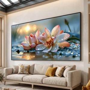 Peut inclure: Une grande impression murale rectangulaire représentant deux fleurs de lotus en pleine floraison avec des pétales rose pâle et blancs couverts de gouttelettes d'eau. Le décor présente un arrière-plan flou avec une lumière dorée.