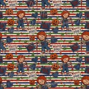 Könnte beinhalten: Ein Stoff mit wiederholtem Muster, der die Figur Chucky in blauer Latzhose und gestreiftem Hemd mit einem Messer zeigt. Das Design enthält orangefarbene Kürbisse, blaue Herzen, grüne Sterne sowie den Text "Wanna play?" und "good guys".