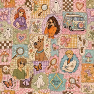 Puede incluir: Un patrón de tela estilo patchwork con personajes de dibujos animados, una furgoneta, fantasmas, lupas, mariposas, setas y corazones. El diseño incluye una variedad de cuadrados a cuadros, florales y de colores sólidos en tonos suaves de rosa, naranja y azul.