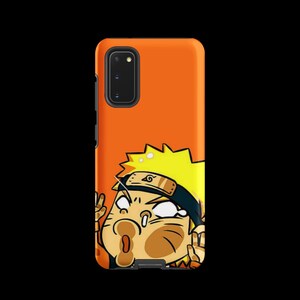 Peut inclure: Une coque de smartphone orange avec une illustration de dessin animé représentant un personnage blond portant un bandeau noir. Le personnage a une expression surprise avec de grands yeux et la bouche ouverte, placé en bas sur un fond orange uni.