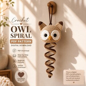 Puede incluir: Una decoración colgante de espiral de búho tejida a ganchillo con un cuerpo de hilo color canela y marrón, grandes parches blancos en los ojos y un pequeño pico amarillo. El texto dice Crochet OWL SPIRAL PDF PATTERN DIGITAL DOWNLOAD.