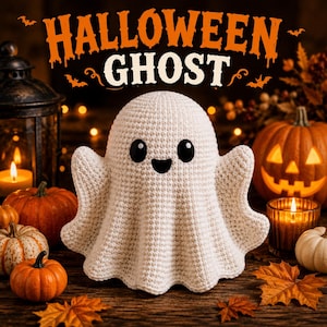 Könnte beinhalten: Ein weißes gehäkeltes Geister-Stofftier mit schwarzen ovalen Augen und einem kleinen schwarzen Mund. Der Geist steht vor einem Text, der HALLOWEEN GHOST in orangefarbenen und weißen Buchstaben liest, umgeben von Kürbissen, Kerzen und Herbstblättern.