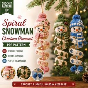 Può includere: Tre decorazioni natalizie a forma di pupazzo di neve a spirale realizzate in filato all'uncinetto. Ogni pupazzo indossa un cappello e una sciarpa in maglia, con un corpo lungo e arrotolato decorato con piccoli dettagli come fiori, alberi o fiocchi.