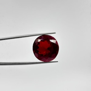 深紅のルビーのルースストーン、25.65カラット、ラウンドカット、17.50x17.50x10mm、カスタムリングやステートメントジュエリーに最適な大きなルビーの宝石
