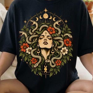Medusa-Schlange (PNG), Griechische Göttin (PNG), Schlangen-Frau-Shirt-Design, Dunkle botanische Motive (PNG), Mystische Medusa-Sublimation