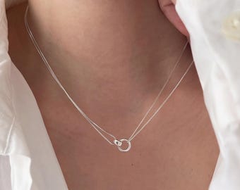 Doppelring-Halskette, minimalistischer Kreisanhänger, Schmuck mit ineinandergreifenden Ringen, zierliche Alltagskette, modernes Geschenk für Sie