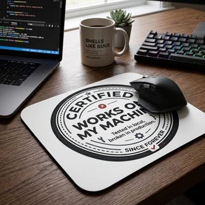 Tapis de bureau certifié « Fonctionne sur ma machine », tapis de souris humoristique pour ingénieur logiciel, cadeau pour programmeur, décoration de bureau pour informaticien, cadeau pour développeur