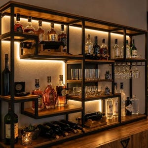 Può includere: Uno scaffale da bar a parete costruito con una struttura in metallo nero e ripiani in legno, dotato di illuminazione a LED integrata. L'unità contiene varie bottiglie di liquore in vetro, bicchieri trasparenti e calici da vino appesi.