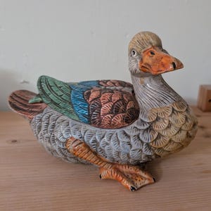 soupière en céramique en forme de canard, de style cottage vintage, ornée d'un plumage multicolore peint à la main et dotée d'un couvercle amovible.