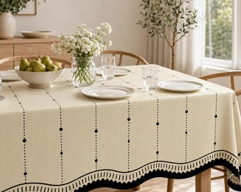 Crème tafelkleed met hartjesstrepen en zwarte geschulpte rand, moderne eetkamerdecoratie