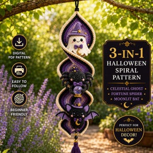 Puede incluir: Una decoración colgante en espiral de ganchillo con tres figuras: un fantasma blanco, una araña negra y un murciélago negro, cada uno con un sombrero de bruja morado con una estrella dorada. El texto dice 3-IN-1 HALLOWEEN SPIRAL PATTERN, CELESTIAL GHOST, FORTUNE SPIDER, MOONLIT BAT.