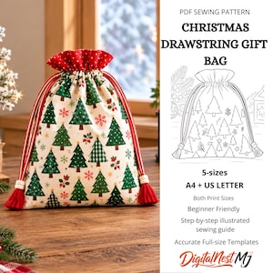 Puede incluir: Una bolsa de regalo de tela con cordón, con un patrón de árboles de Navidad verdes, copos de nieve rojos y bayas de acebo sobre fondo crema, con borde de lunares rojos y borlas rojas. El texto incluye PDF SEWING PATTERN CHRISTMAS DRAWSTRING GIFT BAG.