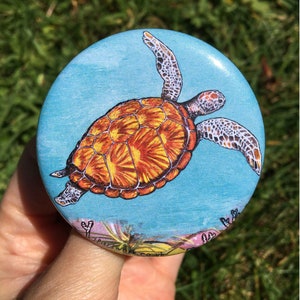 Meeresschildkröte Abzeichen | 58 mm Metall Pin Abzeichen | Anstecknadel | Bedrohte Tierkunst | Süßer Pin Anstecker | Jenny Pond, JP Artwork