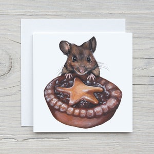 Cartão de Natal Mouse with a Mince Pie | Cartão de Natal fofo e divertido para amantes de animais | British Wildlife Gift, UK Shop, Jenny Pond, JP Artwork