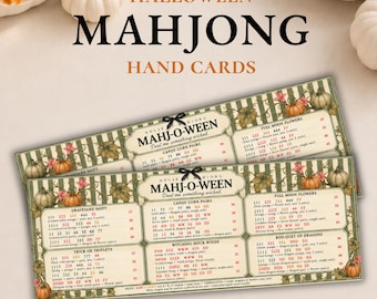 Könnte beinhalten: Zwei rechteckige Mahjong-Handkarten mit einem grün-cremefarbenen Streifenhintergrund und Illustrationen von Kürbissen und Weinreben. Die Karten zeigen den Text "HOUSE MAHJ-O-WEEN" und "Deal me something wicked" sowie verschiedene Spielkombinationen.