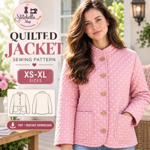 Peut inclure: Une veste matelassée rose à pois blancs, dotée d'un col montant, de manches longues et de cinq boutons en bois. La veste présente deux poches plaquées à l'avant. Le texte indique "Stitchella Shop", "QUILTED JACKET SEWING PATTERN", "XS-XL SIZES".