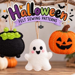 Könnte beinhalten: Drei Filzanhänger an Schnüren: ein schwarzer Kessel mit blubbernder grüner Flüssigkeit, ein weißes Gespenst mit rosa Wangen und ein orangefarbener Kürbis. Der Text "Halloween FELT SEWING PATTERNS" steht auf einem Banner über den Figuren.