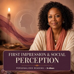 Peut inclure: Un graphique rectangulaire sur fond violet foncé avec le texte blanc FIRST IMPRESSION & SOCIAL PERCEPTION et PERSONALIZED READING 24-48hours. Le design comprend une fine ligne dorée et un petit emblème décoratif doré.