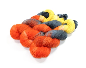 Hand dyed yarn - Corriedale Wool - fingering weight yarn - 400 yards - Sock Yarn - fingering weight yarn - Colorway: Spooky Halloween
