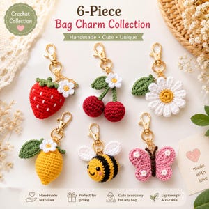 Può includere: Una collezione di 6 ciondoli per borsa all'uncinetto che include una fragola rossa, due ciliegie rosse, una margherita bianca, un limone giallo, un'ape nera e gialla e una farfalla rosa. Ogni ciondolo ha un moschettone in metallo dorato.