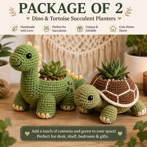 Könnte beinhalten: Ein Set aus zwei gehäkelten Sukkulenten-Übertöpfen in Form eines grünen Dinosauriers und einer grün-braunen Schildkröte. Jede Tierfigur hat eine Öffnung auf dem Rücken mit einer kleinen Sukkulente. Der Text lautet PACKAGE OF 2 Dino & Tortoise Succulent Planters.