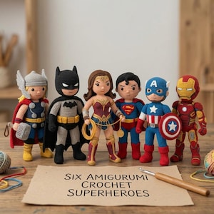Może przedstawiać: Sześć szydełkowych lalek amigurumi przedstawiających superbohaterów: Thora, Batmana, Wonder Woman, Supermana, Kapitana Amerykę i Iron Mana. Papier z przodu zawiera napis SIX AMIGURUMI CROCHET SUPERHEROES oraz drewniane szydełko.