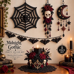 Puede incluir: Un set de decoración de fiesta de 5 piezas en crochet que incluye una telaraña negra, una calavera con rosas rojas, una luna creciente con estrellas, una guirnalda de murciélagos y un centro de mesa con velas. Texto Midnight Gothic.