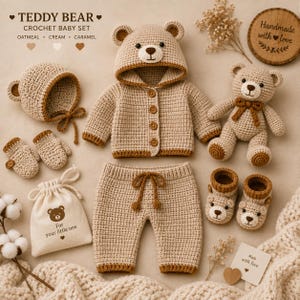 Könnte beinhalten: Ein Häkel-Baby-Set bestehend aus einer Bären-Kapuzenjacke, Hose, Mütze, Fäustlingen, Booties und einem Plüschbären. Das Set ist in Hafer, Creme und Karamell gehalten. Ein kleiner Beutel ist mit einem Bärengesicht und dem Text For your little one bedruckt.