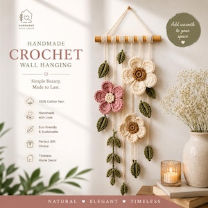 Peut inclure: Une décoration murale en crochet faite à la main composée de trois fleurs aux tons crème et rose poudré avec des centres marron, suspendues à une tige en bois par des cordons crème. L'ensemble comprend des feuilles vertes en crochet.