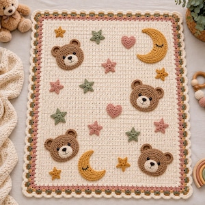 Puede incluir: Una manta rectangular de ganchillo color crema con cuatro caras de oso marrones, dos lunas crecientes amarillas y varias estrellas y corazones pequeños en tonos rosa, verde y amarillo. La manta tiene un borde festoneado decorativo.