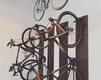 Estante vertical para montaje en pared de bicicletas - The Plank Bike Rack™ - Almacenamiento de bicicletas de madera hecho a mano - Top vendedor de Etsy