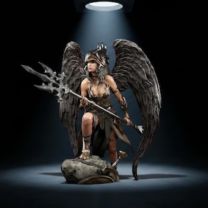 Pode incluir: Uma estatueta detalhada de um guerreiro alado ajoelhado sobre uma rocha. A figura usa um capacete e armadura metálicos, com grandes asas escuras de penas. O guerreiro segura um tridente longo e ornamentado de cor prateada em postura defensiva.