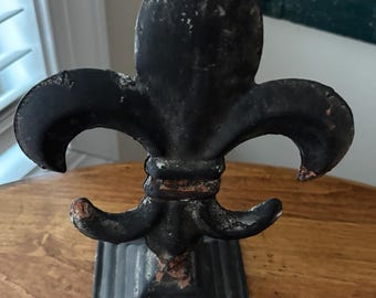 Arte vintage da cortile Fleur-de-Lis in latta arrugginita