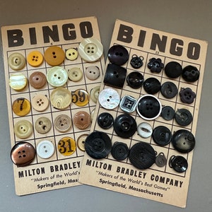 Juego de 2 tarjetas de bingo antiguas con botones antiguos
