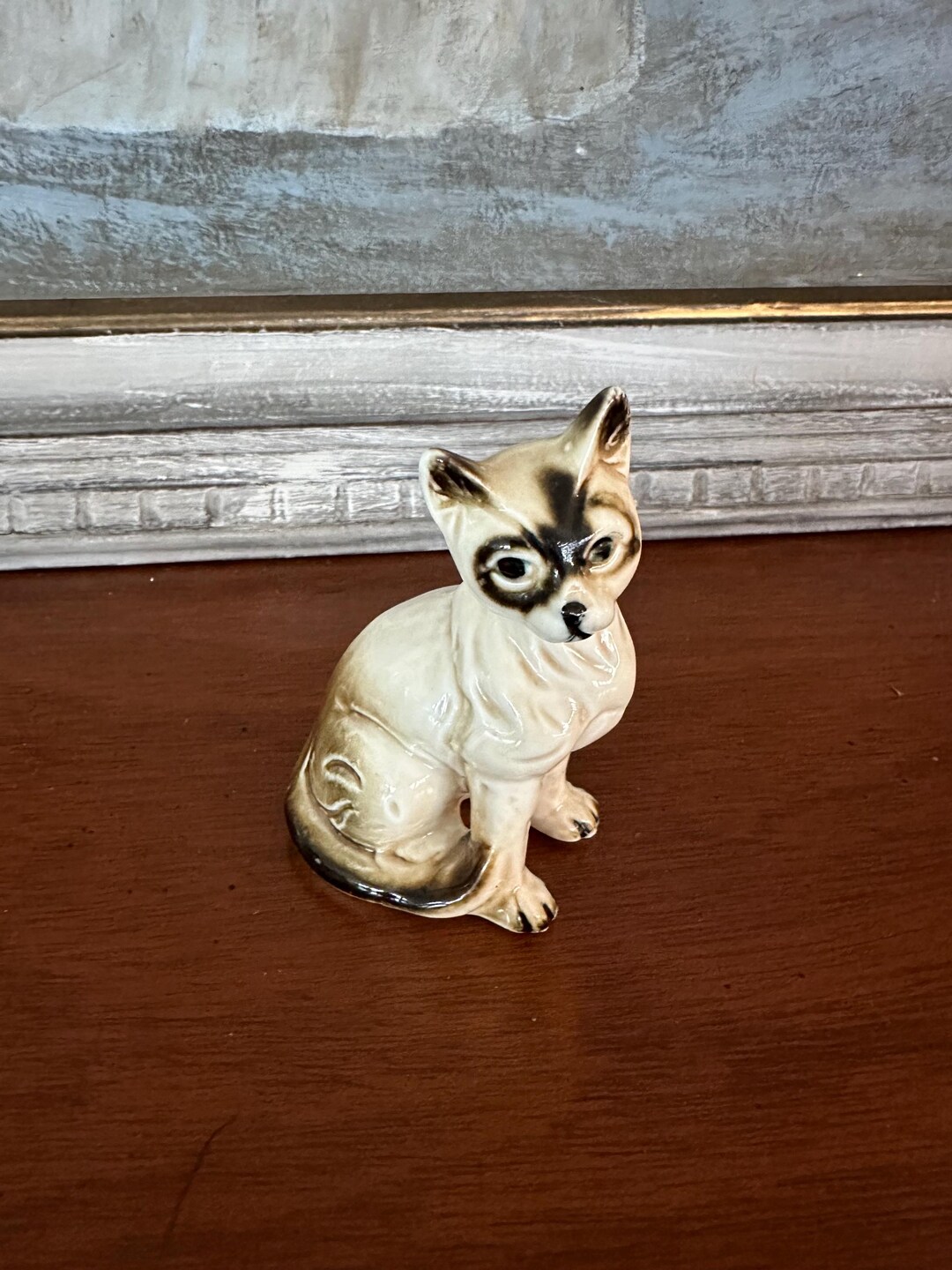 FIGURINE CHAT CHATON siamois aux yeux bleus curieux avec une chaussure